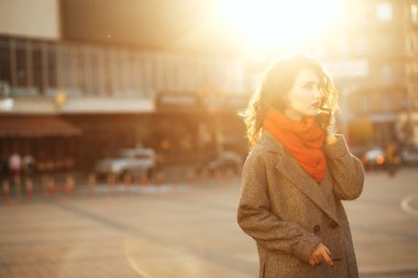 Şık genç model giyen vintage büyük boy ceket ve kırmızı eşarp portre yaşam tarzı. Boş alan