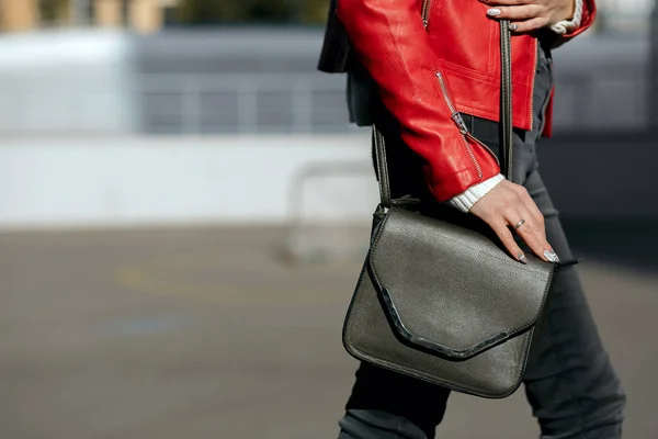 Closeup Tiro Mulher Jovem Andando Com Bolsa Feminina Couro Preto — Fotografia de Stock