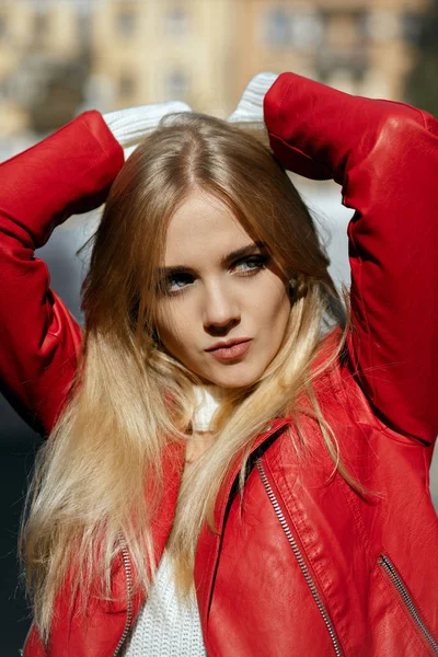 Крупним Планом Портрет Модної Блондинки Довгим Волоссям Червоній Шкіряній Куртці — стокове фото
