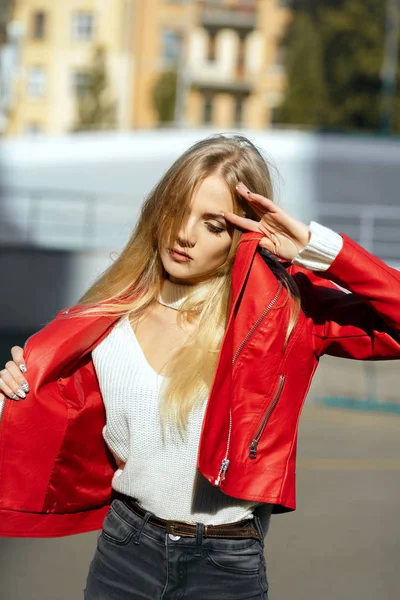 Snygg Blond Kvinna Med Långt Hår Iklädd Röd Skinnjacka Poserar — Stockfoto