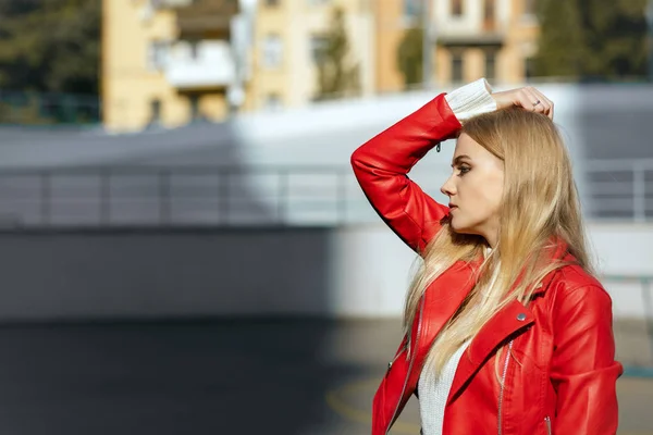 Glamoureuze Blonde Vrouw Met Lang Haar Dragen Rode Lederen Jas — Stockfoto