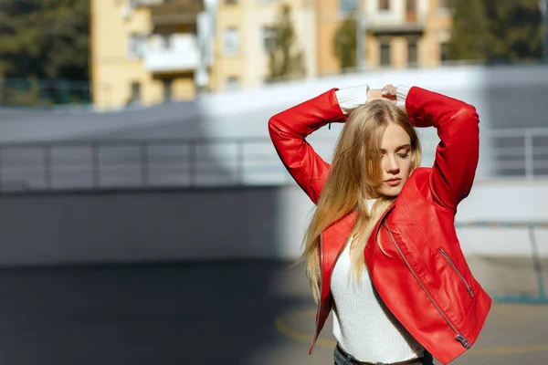 Gorgeous Blond Kvinna Med Långt Hår Iklädd Röd Skinnjacka Poserar — Stockfoto