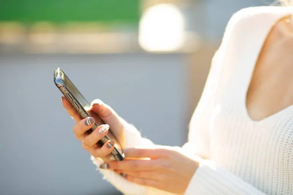 Kvinnelig Håndholdt Mobiltelefon Med Utydelig Bakgrunn Tomt Rom – stockfoto