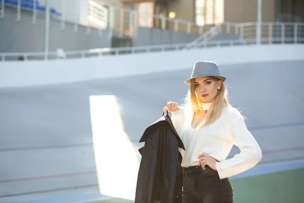 Gorgeous Blond Kvinna Med Långt Hår Bär Hatt Och Stickad — Stockfoto