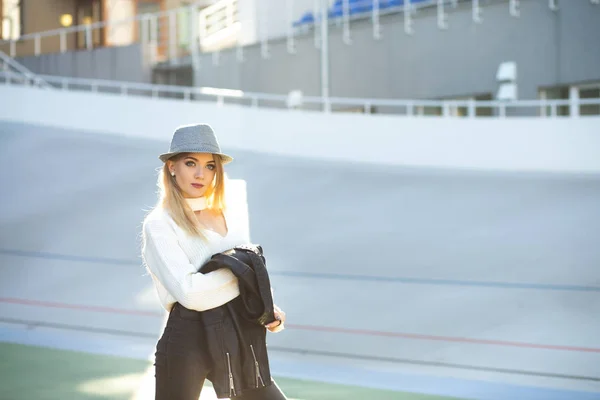 Mujer Rubia Moda Con Pelo Largo Con Sombrero Suéter Punto —  Fotos de Stock