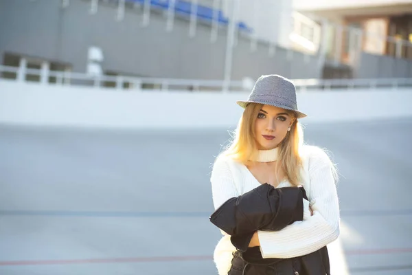 Mulher Loira Elegante Com Cabelo Comprido Usando Chapéu Camisola Malha — Fotografia de Stock