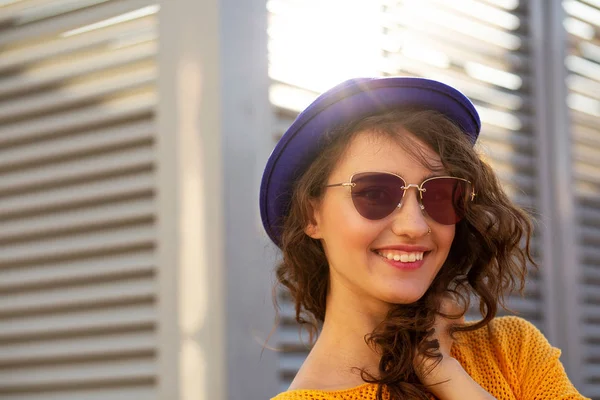 Ulicy Portret Ładny Model Sobie Niebieski Kapelusz Okulary Przeciwsłoneczne Pozowanie — Zdjęcie stockowe