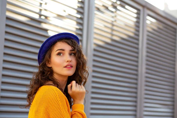 Retrato Rua Mulher Incrível Vestindo Chapéu Azul Posando Com Luz — Fotografia de Stock