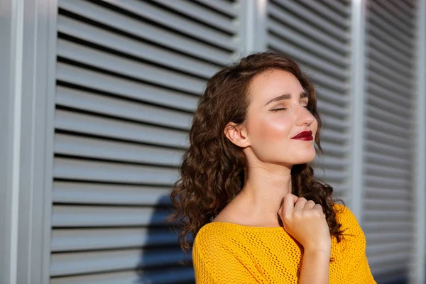 Estilo Vida Tiro Mulher Alegre Com Lábios Burghundy Usando Camisola — Fotografia de Stock