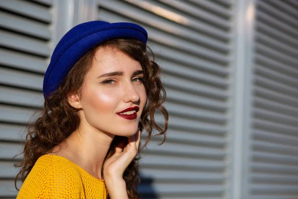 日当たりの良い肖像 Burghundy 口紅を着て魅力的な女性の青い帽子 空の空間 — ストック写真