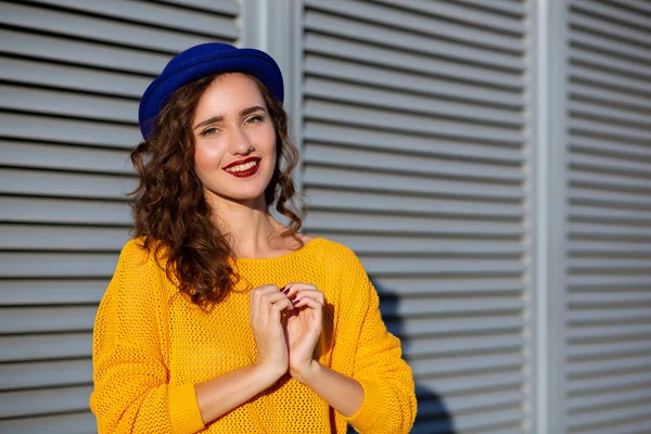 Glimlachend Brunette Vrouw Gele Gebreide Trui Muts Maken Hou Van — Stockfoto