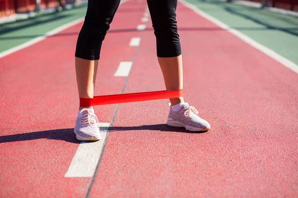 Patas Femeninas Con Banda Resistencia Goma Tiro Aire Libre — Foto de Stock