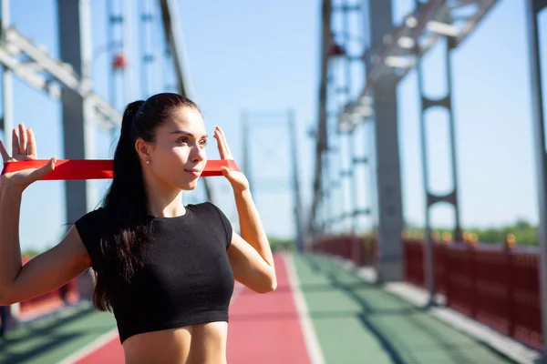 Mujer Deportiva Delgada Haciendo Entrenamiento Con Banda Resistencia Goma Puente — Foto de Stock