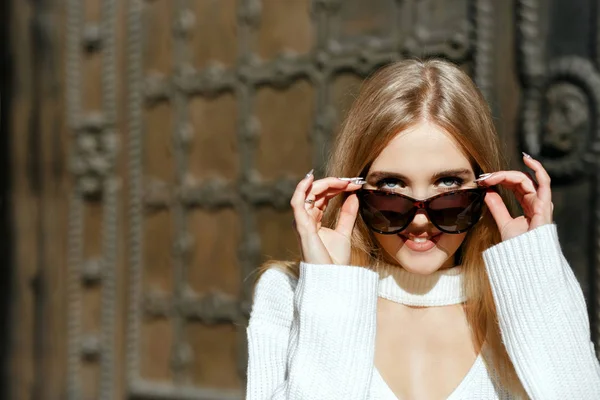 Närbild Skjuten Charmiga Blond Kvinna Med Långt Hår Iklädd Stickad — Stockfoto