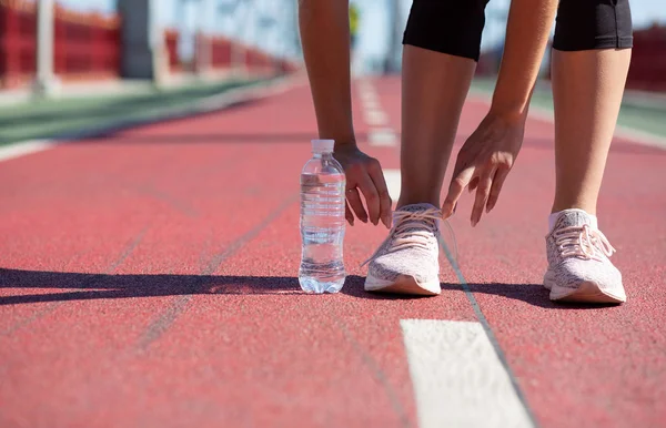 Joven Chica Fitness Atando Cordones Pista Atletismo Día Soleado Espacio —  Fotos de Stock