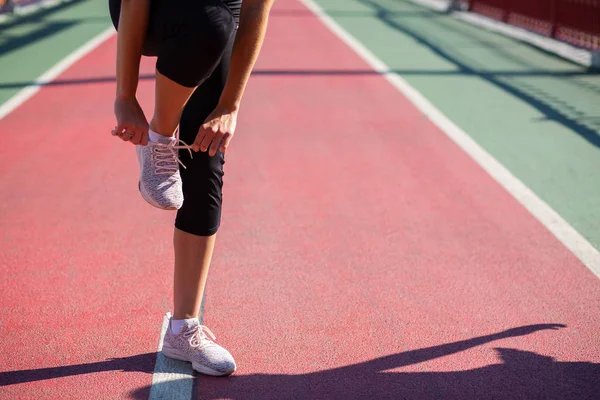 Mujer Atlética Joven Atando Cordones Estadio Tarde Soleada Espacio Para — Foto de Stock