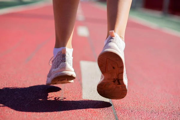 Primer Plano Pies Femeninos Corriendo Pista Atletismo Luz Del Sol —  Fotos de Stock
