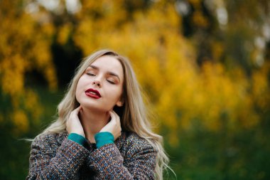 Çekici model kapalı gözler sonbahar sokak poz ile. Metin için yer