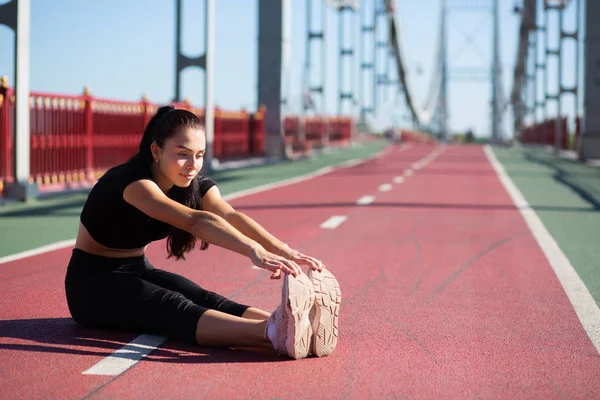 Chica Corredora Sonriente Haciendo Estiramiento Antes Correr Puente Espacio Vacío — Foto de Stock