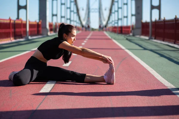 Atractiva Deportista Haciendo Estiramientos Preparándose Para Correr Puente Espacio Vacío — Foto de Stock