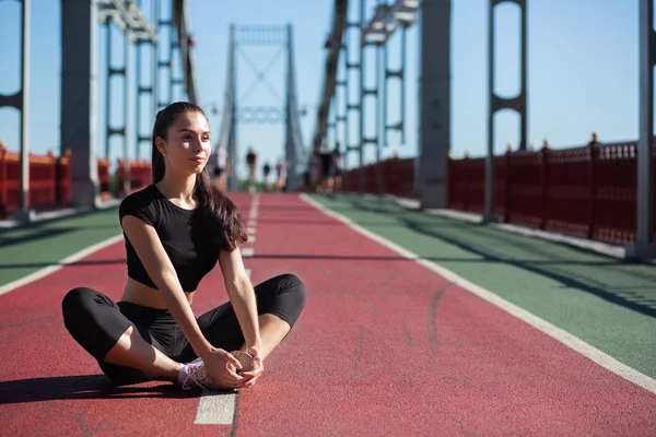 Impresionante Mujer Fitness Haciendo Estiramiento Preparándose Para Correr Puente Espacio — Foto de Stock