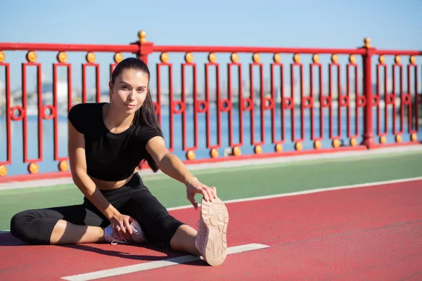 Joven Mujer Fitness Haciendo Estiramiento Preparándose Para Correr Puente Espacio — Foto de Stock