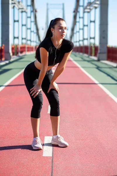 Mujer Atleta Deportiva Delgada Descansando Después Entrenamiento Carrera Dura — Foto de Stock