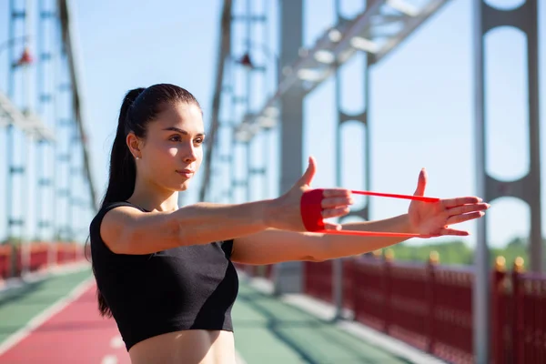 Increíble Mujer Atlética Haciendo Entrenamiento Con Banda Resistencia Goma Puente — Foto de Stock