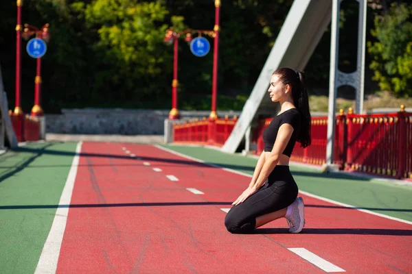 Mujer Bonita Atleta Ropa Deportiva Haciendo Estiramiento Puente Espacio Vacío —  Fotos de Stock