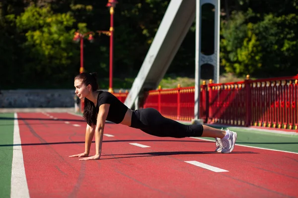 Joven Atleta Morena Haciendo Ejercicio Tablón Aire Libre Puente — Foto de Stock