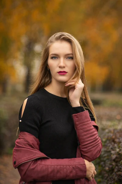 Wanita Pirang Cantik Dengan Bibir Merah Mengenakan Sweater Dan Jaket — Stok Foto