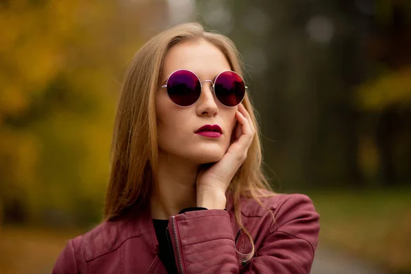 Ładna Blondynka Dziewczyna Ubrana Modne Czerwonej Kurtce Okulary Przeciwsłoneczne Pozowanie — Zdjęcie stockowe