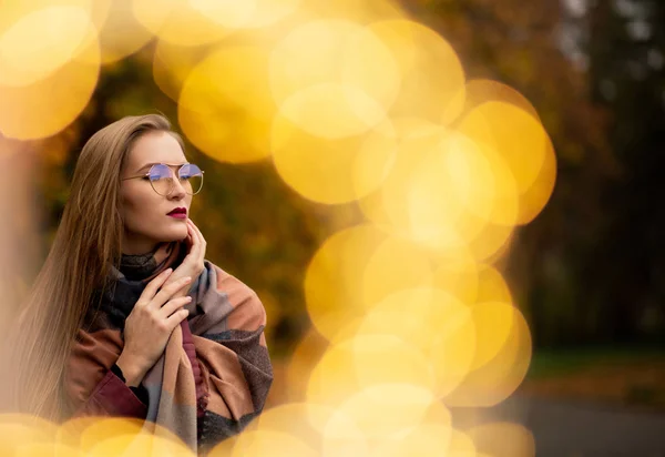 Pretty Young Blonde Woman Playing Fairy Lights Autumn Park Empty — Stock Photo, Image