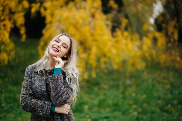Lächelnde Blonde Frau Herbstmantel Posiert Der Nähe Der Gelben Bäume — Stockfoto