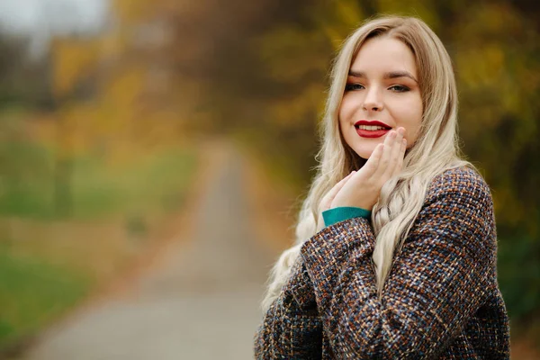 Zadowolona Blondynka Jesienny Płaszcz Pozowanie Pobliżu Żółte Drzewa Miejsca Tekst — Zdjęcie stockowe