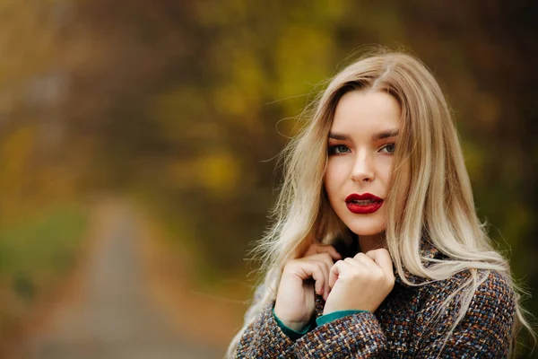 Stylisch Gekleidete Hübsche Frau Mit Langen Haaren Posiert Auf Der — Stockfoto