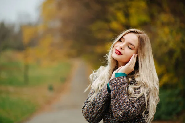 Zarte Blonde Frau Herbstmantel Posiert Neben Den Gelben Bäumen Raum — Stockfoto