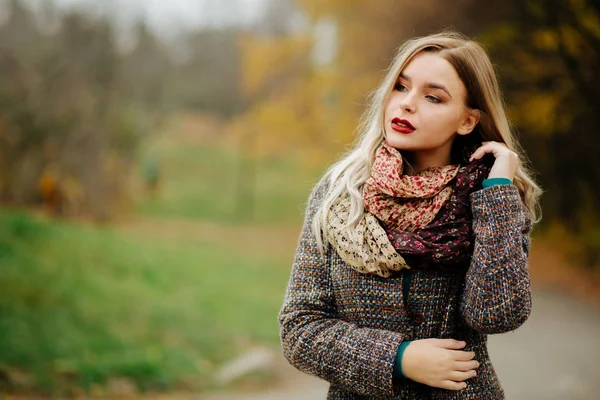 Stylisch Gekleidetes Blondes Model Mit Langen Haaren Posiert Auf Der — Stockfoto