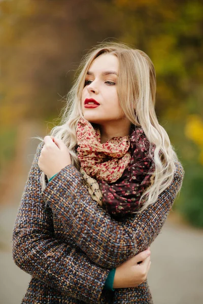 Hinreißendes Junges Model Mit Roten Lippen Posiert Auf Der Herbststraße — Stockfoto