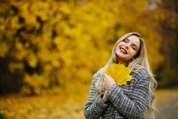 Mujer Rubia Alegre Abrigo Otoño Sosteniendo Hojas Arce Amarillo Otoño — Foto de Stock