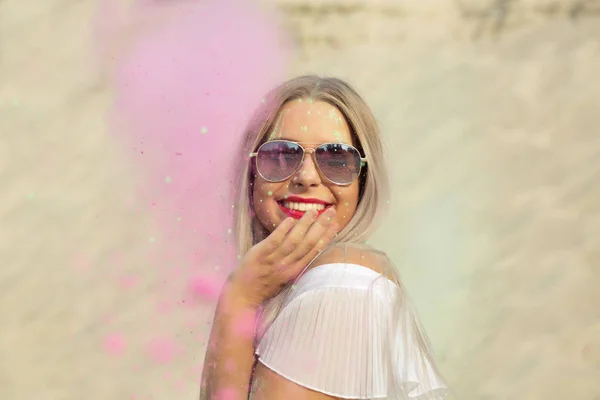 Menina Loira Feliz Vestindo Camisa Com Ombros Nus Óculos Brincando — Fotografia de Stock