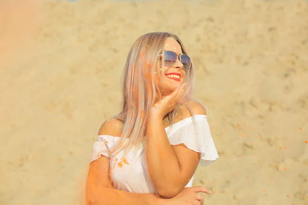 Deliciosa Chica Rubia Con Labios Rojos Usando Gafas Jugando Con — Foto de Stock