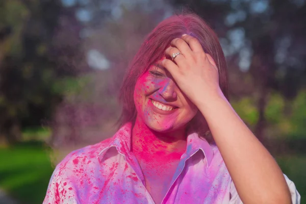 Ευχαριστημένος Νεαρή Καυκάσιος Γυναίκα Παίζει Ροζέ Ξηρό Χρώμα Στο Holi — Φωτογραφία Αρχείου