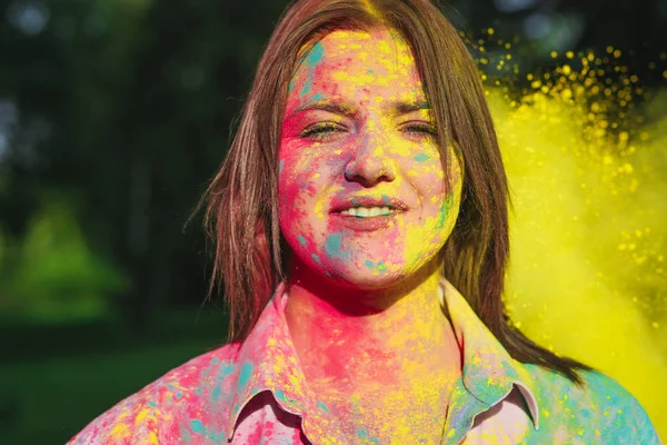 Feliz Chica Caucásica Joven Jugando Con Pintura Seca Amarilla Festival — Foto de Stock