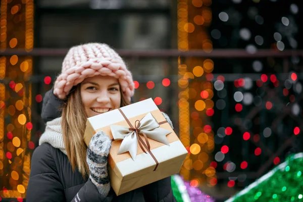 Romantikus Fiatal Fárasztó Kötött Rózsaszín Sapka Sál Gazdaság Díszdobozban Üres — Stock Fotó