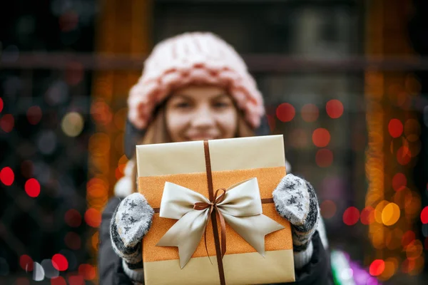 Closeup Shot Cheerful Blonde Woman Holding Gift Box Blurred Bokeh — Stock Photo, Image