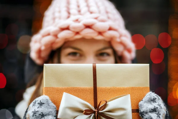 Nahaufnahme Einer Fröhlichen Blonden Frau Mit Geschenkschachtel Verschwommener Bokeh Hintergrund — Stockfoto