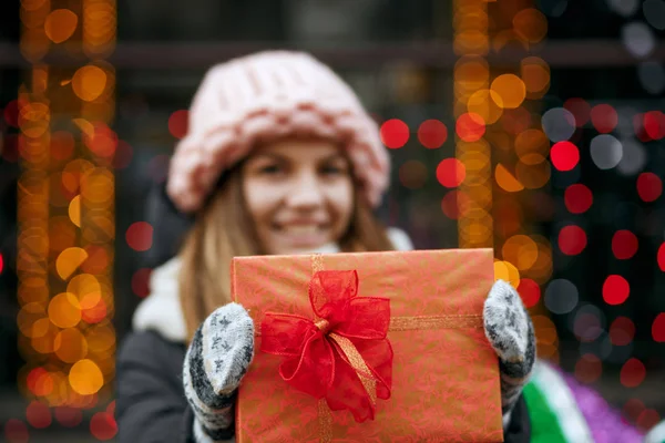 Nahaufnahme Einer Entzückenden Blonden Frau Mit Geschenkbox Leere Räume — Stockfoto