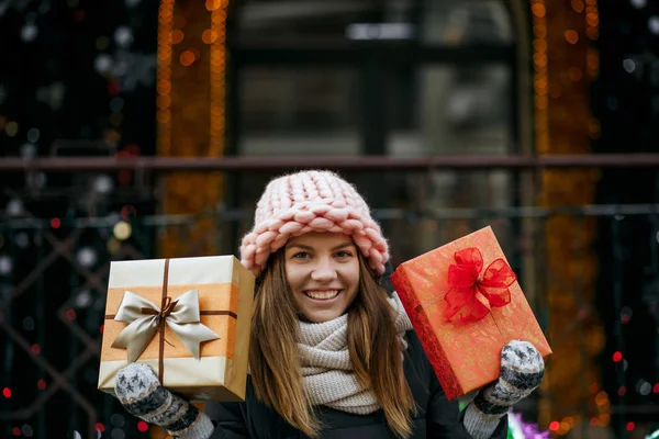 Gyönyörű Fiatal Fárasztó Kötött Rózsaszín Sapka Sál Gazdaság Díszdobozok Üres — Stock Fotó