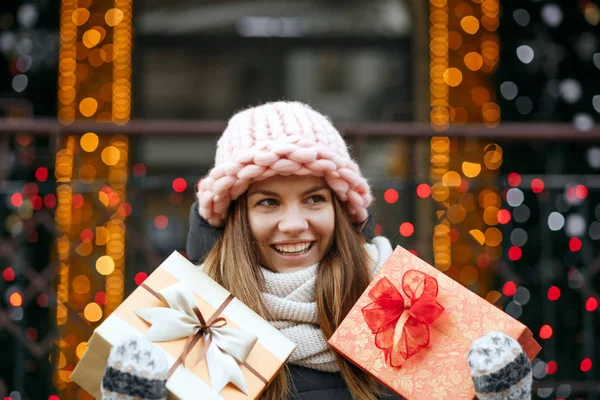 Gyönyörű Mosolygó Modell Visel Kötött Rózsaszín Sapka Sál Díszdobozok Garland — Stock Fotó